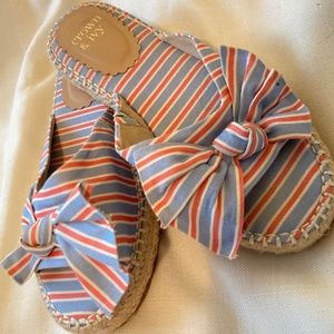 Crown & Ivy Blue Red Open Toe Bow Tie Flats